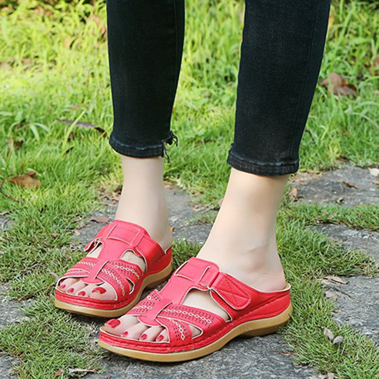 Crossed upper straps across the foot