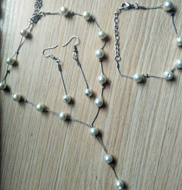 Close-up of the pearl necklace chain