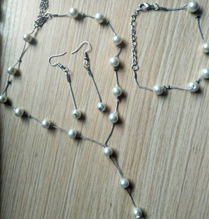 Close-up of the pearl necklace chain