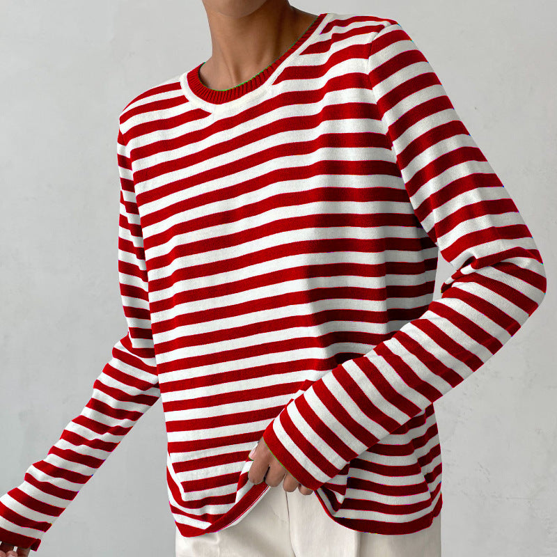 Ribbed crewneck collar and cuff detail