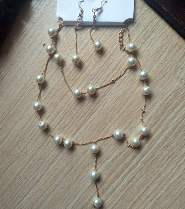 Pearl jewellery set laid flat