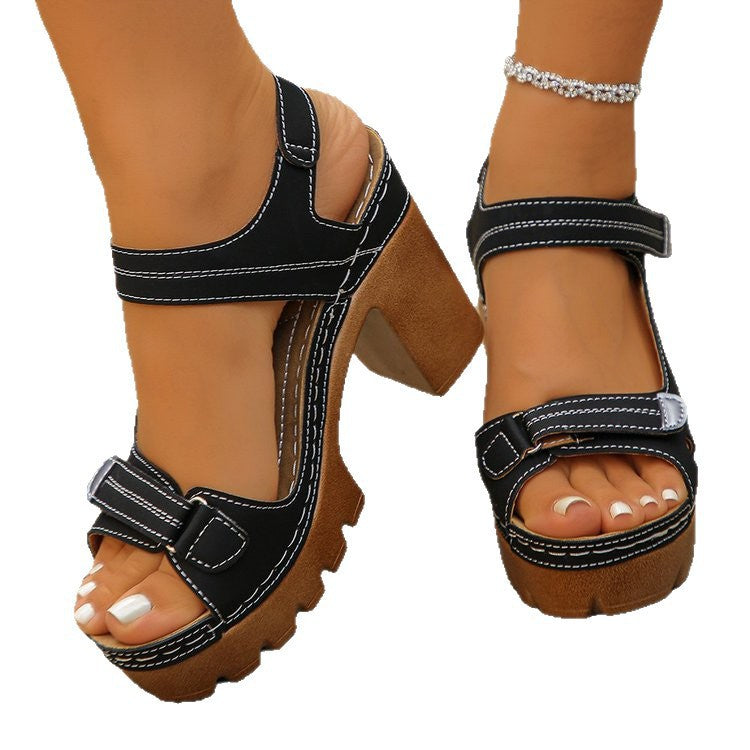 Thick platform sole and heel detail