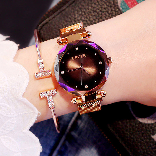 Magnetic mesh strap detail