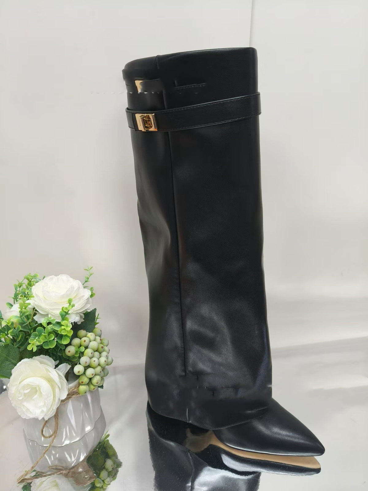 Pointed toe detail of the boot