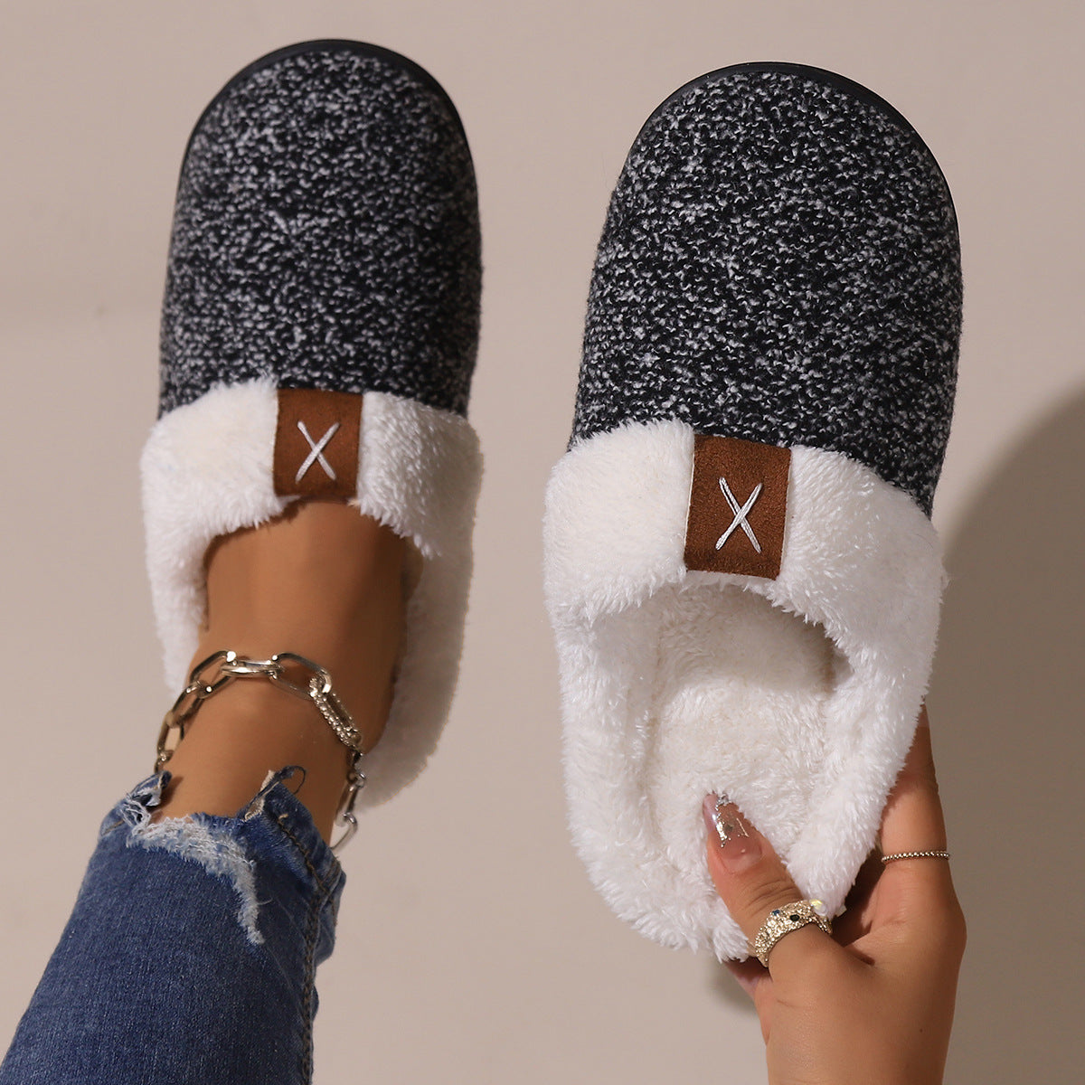 Thick-sole plush house slippers in black